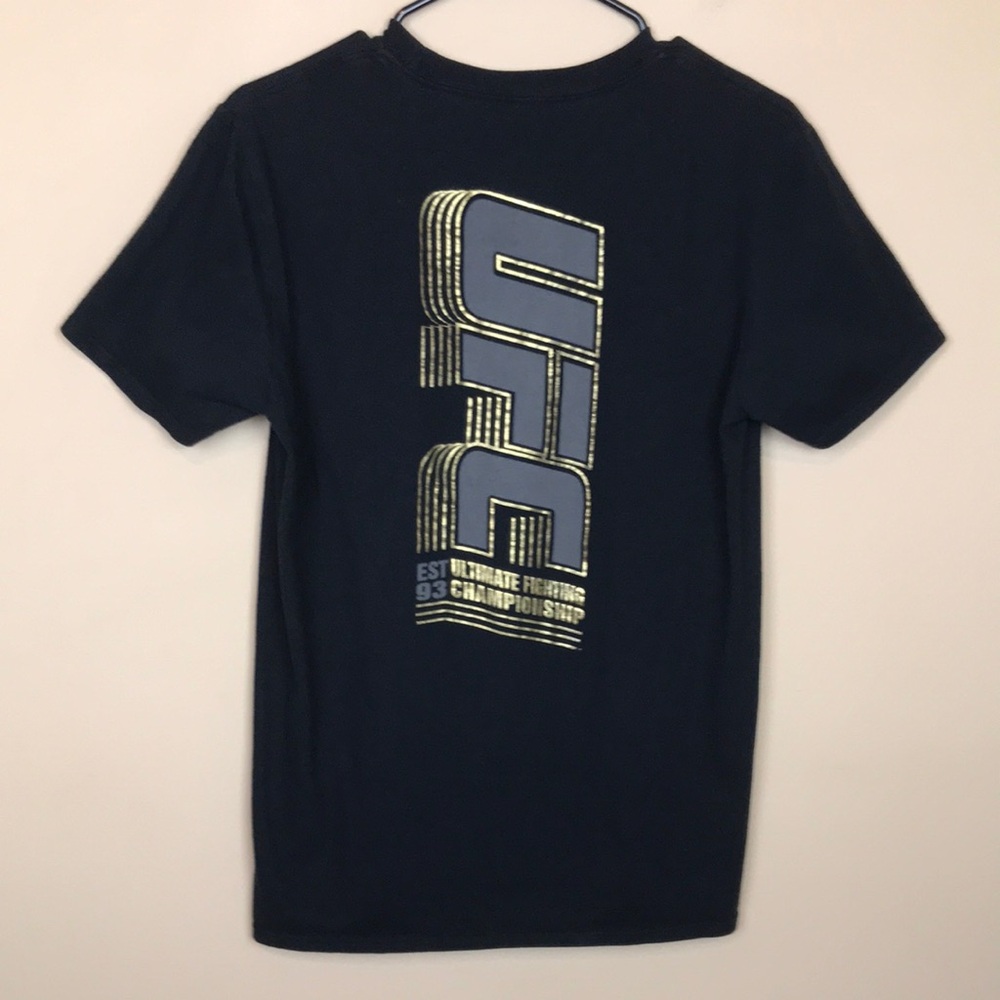 UFC Men’s Large Graphic Print Back Black Gray Gold Metallic Short Sleeve Shirt